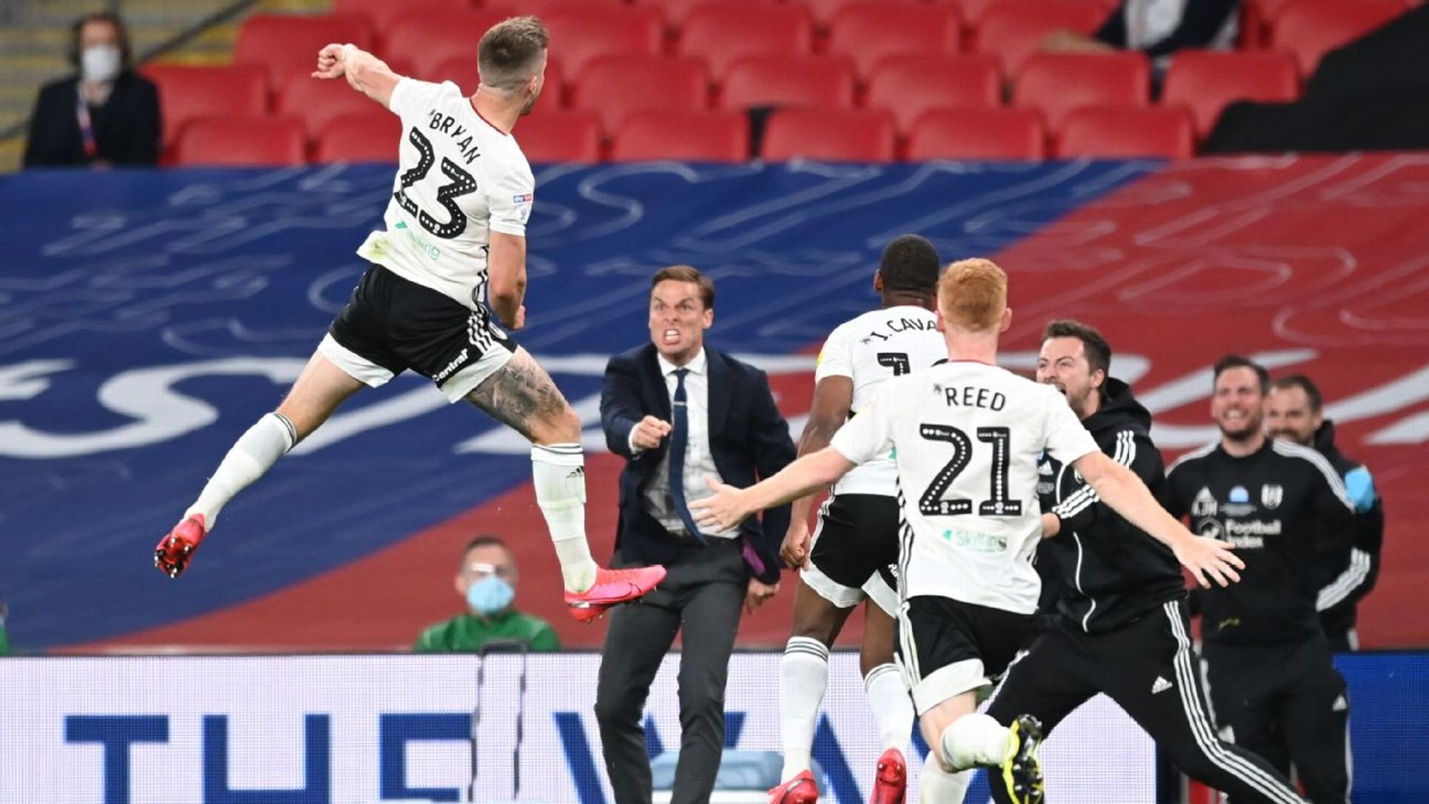 两人在传球 两人在传球